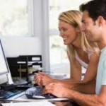 Casais que trabalham juntos em casa